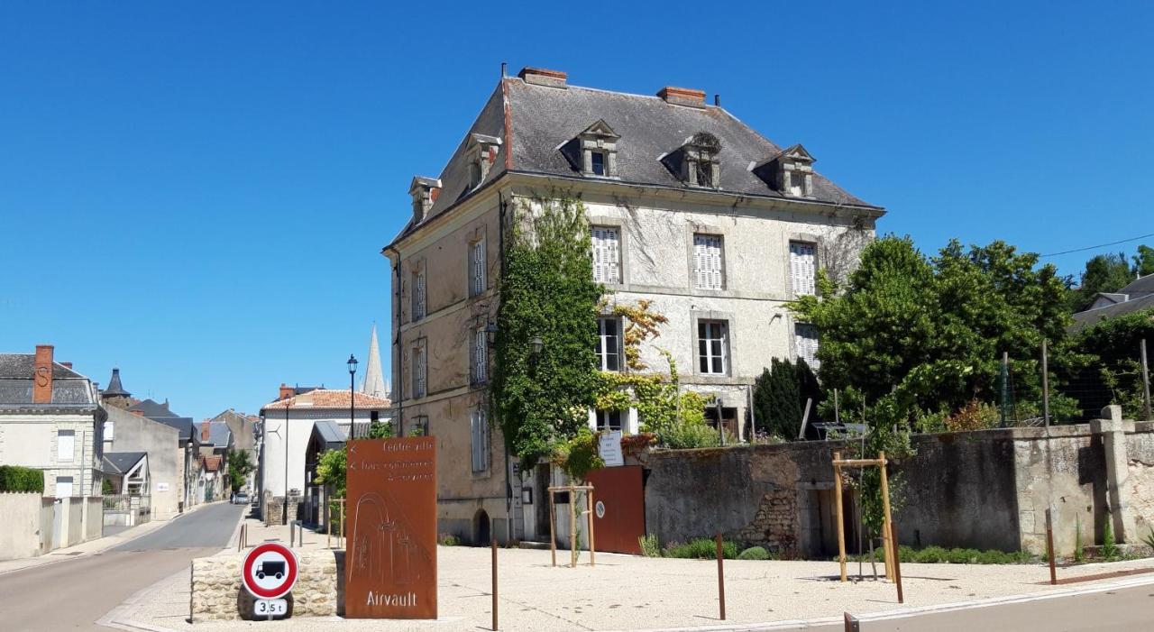 Le Voltaire Bed & Breakfast Airvault Exterior photo